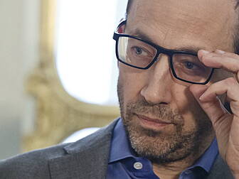 Twitter chief Dick Costolo to...